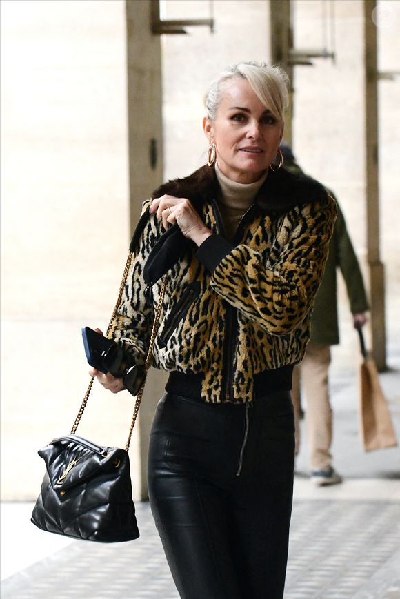 Exclusif - Laeticia Hallyday est allée au studio Guillaume Tell à Suresnes, le studio où Johnny enregistrait, avant d'aller à l'hôtel Costes à Paris le 16 novembre 2021. Sur place, elle a assisté à l'enregistrement du single de la gagnante du concours organisé par Laeticia Hallyday et Warner Music, Agathe Roberts. Cette dernière s'est produite sur la scène de l'Accor Arena lors du concert-hommage à Johnny Hallyday, le 14 septembre 2021.  © Agence / Bestimage