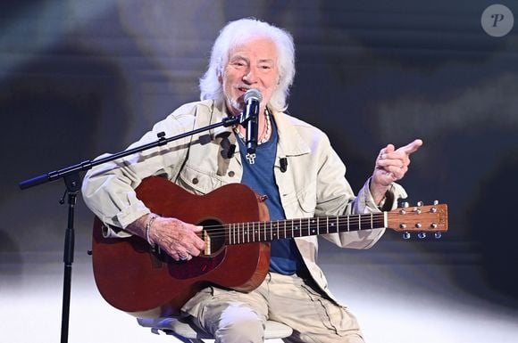 Exclusif - Hugues Aufray lors de l'enregistrement de l'émission "Vivement dimanche" à Paris, FRanxce, le 9 septembre 2025 et diffusée le 12 octobre 2025 sur France 3. © Guillaume Gaffiot/Bestimage