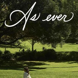 Alors que son fils aîné entoure tendrement sa jambe, la petite Lilibet est lovée dans ses bras tout en tenant un joli panier. 

Los Angeles, CA - Meghan Markle rebaptise sa marque de style de vie American Riviera Orchard en As Ever - avec une nouvelle photo réconfortante de la princesse Lilibet (2025 - Backgrid UK / Bestimage).