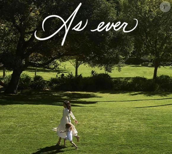 Alors que son fils aîné entoure tendrement sa jambe, la petite Lilibet est lovée dans ses bras tout en tenant un joli panier. 

Los Angeles, CA - Meghan Markle rebaptise sa marque de style de vie American Riviera Orchard en As Ever - avec une nouvelle photo réconfortante de la princesse Lilibet (2025 - Backgrid UK / Bestimage).