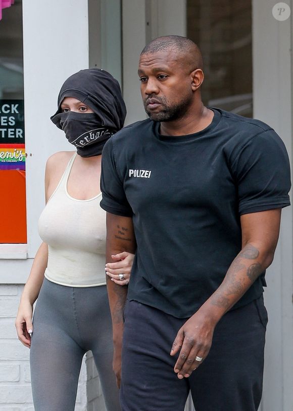 Exclusif - Kanye West et sa femme Bianca Censori dégustent une glace à Los Angeles le 24 mai 2023. Kanye West porte des épaulettes dans sa chemise alors qu'il sort en chaussettes bleues Backgrid USA / Bestimage