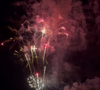 Le soir du 14 juillet, elle assiste à un spectaculaire feu d’artifice les pieds dans le sable, main dans la main avec son amoureux.
Laeticia Hallyday partage ses vacances en story Instagram
