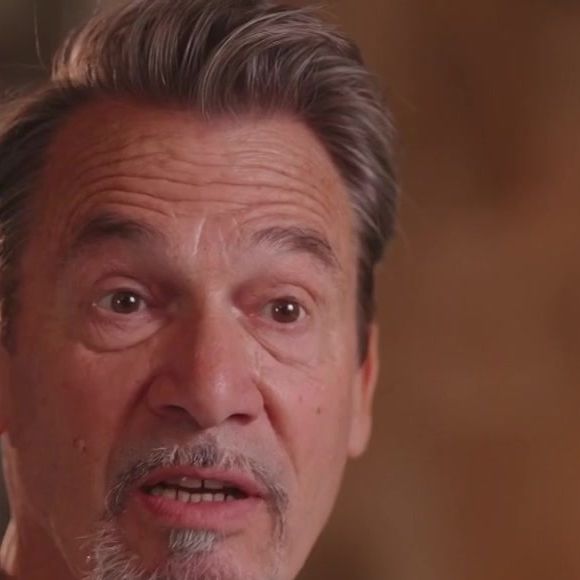 En choisissant un lieu aussi atypique et connu, le chanteur ne s’attendait pas à voir défiler des curieux jusque devant chez lui...

Florent Pagny dans l'émission "Sept à Huit" ce dimanche 31 août 2025. Accompagné de sa femme Azucena Caamaño, il accorde une interview exclusive à Audrey Crespo-Mara.