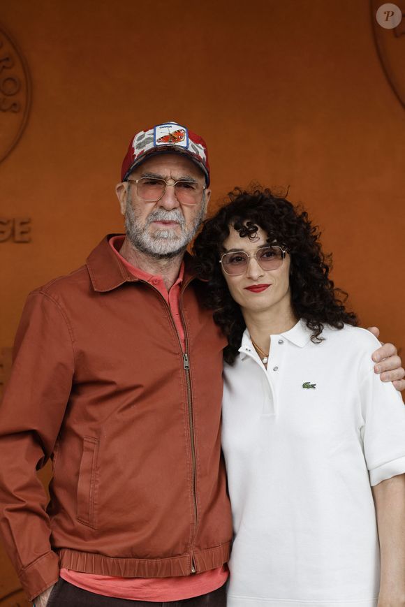 Eric Cantona et sa femme Rachida Brakni lors des Internationaux de France de Tennis de Roland Garros 2025, à Paris, France, le 7 juin 2025.

© Cyril Moreau / Bestimage