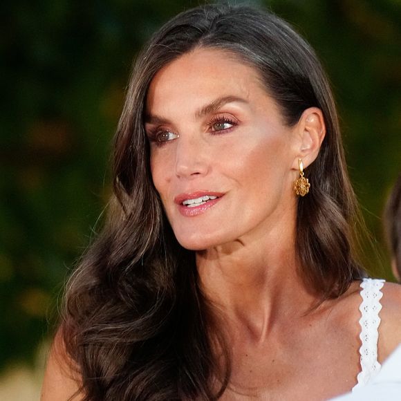 La reine Letizia d’Espagne accorde une importance capitale à son petit-déjeuner, qu’elle considère comme un rituel santé et beauté. 

Le roi Felipe VI et la reine Letizia d’Espagne, avec leurs filles la princesse Leonor et l'infante Sofia d'Espagne et la reine Sofia lors de la réception d'été annuelle au palais de Marivent à Majorque. © LALO YASKY / BESTIMAGE