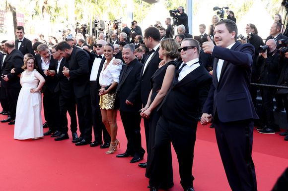 Plus de 10,8 millions de spectateurs l’avaient vu en salles et l'équipe avait monté les marches du Festival de Cannes pour célébrer ce succès.

Clovis Cornillac, Artus, Alice Belaidi et l'équipe du film "Un p'tit truc en plus" lors du 77ème Festival International du Film de Cannes, au Palais des Festivals à Cannes, le 22 mai 2024.

© Jacovides-Moreau / Bestimage