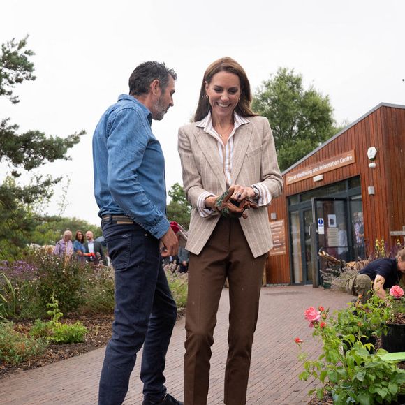 La princesse de Galles lors d'une visite du jardin de bien-être de la RHS à l'hôpital de Colchester dans l'Essex. Cette visite coïncide avec la donation de 50 plants de Catherine's Rose, nommés en l'honneur de la princesse par la RHS, dont les fonds provenant des ventes seront reversés à la Royal Marsden Cancer Charity. 2 juillet 2025. Photo par Stefan Rousseau/PA Wire/ABACAPRESS.COM