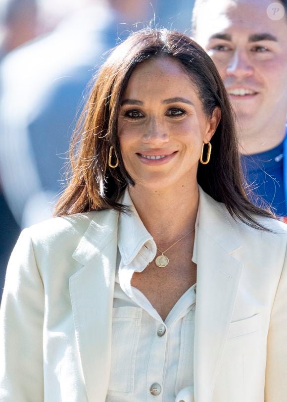 Sur Instagram, Meghan Markle a aimé la publication de Taylor Swift.

Meghan Markle marche avec des membres de l'équipe britannique et du personnel de service avant l'épreuve de cyclisme lors des Jeux Invictus à Düsseldorf, le 15 septembre 2023.

Photo : Agence / Bestimage