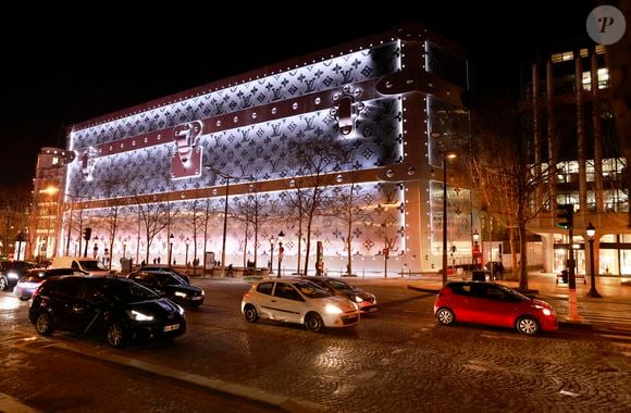 En 2023, "CFNews Immo" avait annoncé que LVMH avait signé un bail avec le Qatar. La célèbre marque compte y ouvrir son tout premier hôtel de luxe.

Louis Vuitton va ouvrir son hôtel de luxe de 6000 m2 sur les Champs Elysées !  Situé au 103 avenue des Champs-Elysées à Paris, ce bâtiment incroyable se situera juste en face du célèbre flagship de Louis Vuitton.
Christophe Aubert via Bestimage