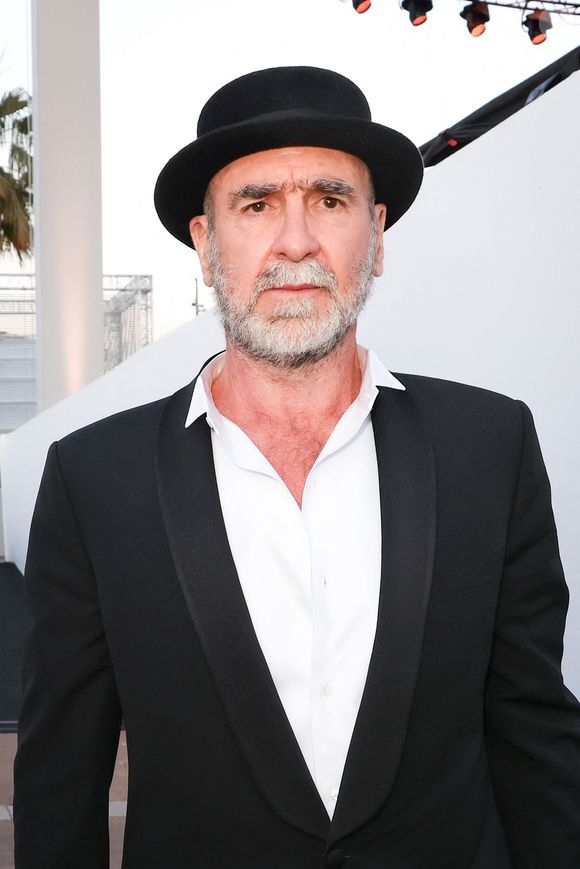 Il avait défendu ce choix en expliquant qu'il continuait de payer beaucoup d'impôts en France malgré son expatriation.


Exclusif - Eric Cantona en backstage de l'émission "C à vous" lors du 79ème Festival International du Film de Cannes le 16 mai 2026. © Jack Tribeca/Bestimage