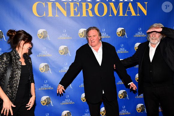 Marie Gillain, Gérard Depardieu et Daniel Benoin, l'organisateur du Festival, lors de la soirée de clôture de la 3eme édition du Festival Cinéroman à Nice, le 24 octobre 2021. C'est avec la remise des prix et la projection en avant première du film Goliath, réalisé par F.Tellier, que Cinéroman s'est achevé avec en invité surprise, G.Depardieu. 
9 films tirés de roman ont été présentés en compétition et le Jury, présidé cette année par N.Bedos, a recompensé pour le prix du meilleur film adapté d'un roman : F.Zeller pour The Father,  pour Le prix d'interprétation féminine : G.Londez pour The Father, dans Le Discours de Laurent Tirard et Benedetta de Paul Verhoeven, pour le prix d'interprétation masculine : B.Lavernhe pour Le Discours de Laurent Tirard, pour le prix coup de coeur  du festival à une personnalité du cinéma pour sa relation très forte avec la ville de Nice et la côte d'Azur : M.Boujenah,  et pour finir, le prix spécial du jury a été décerné à G.Depardieu pour avoir remis dans la lumière des oeuvres  littéraires et su incarner des personnages de papier auxquels personne n'aurait osé prêter sa voix et son regard. Maigret, Germinal, Les Misérables, Monte Cristo, Les Valseuses, Sous le soleil de Satan, Les Illusions Perdues, Des Hommes, L'homme au masque de fer...