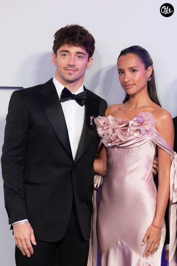 Son maquillage repose sur des touches de blush Rhode, de contouring Dior et d’enlumineur pour renforcer l’éclat de la peau.

Charles Leclerc et son épouse Alexandra Saint Mleux assistent à la 70ème édition du Bal de la Rose au Sporting Club de Monte-Carlo à Monaco, le 21 mars 2026. Créé par la Princesse Grace de Monaco en 1954, le Bal de la Rose est l'un des principaux événements caritatifs de Monaco, au profit de la Fondation Princesse Grace. © Olivier Huitel/Pool Monaco/Bestimage