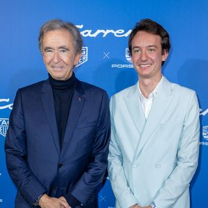 Exclusif - Bernard Arnault, Pdg de LVMH et Frédéric Arnault, CEO de Tag Heuer -  Tag Heuer et Porsche fêtent les 50 ans de leur collaboration autour de la mythique Carrera RS 2.7 place Vendôme à Paris le 5 octobre 2022. Ils unissent une nouvelle fois leur philosophie pour créer un modèle unique : la montre TAG Heuer Carrera x Porsche RS 2.7. Née pour faire battre le coeur des passionnés du monde entier.

© Olivier Borde / Bestimage