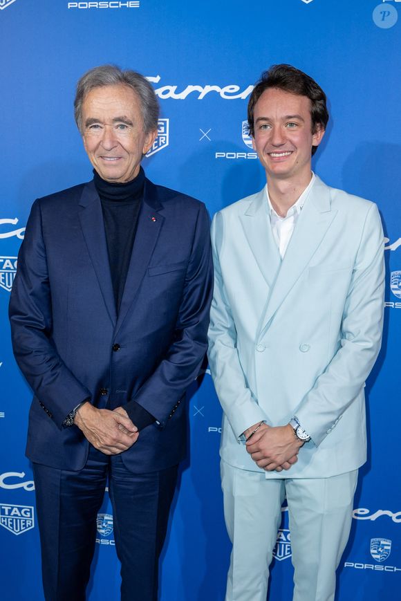 Exclusif - Bernard Arnault, Pdg de LVMH et Frédéric Arnault, CEO de Tag Heuer -  Tag Heuer et Porsche fêtent les 50 ans de leur collaboration autour de la mythique Carrera RS 2.7 place Vendôme à Paris le 5 octobre 2022. Ils unissent une nouvelle fois leur philosophie pour créer un modèle unique : la montre TAG Heuer Carrera x Porsche RS 2.7. Née pour faire battre le coeur des passionnés du monde entier.

© Olivier Borde / Bestimage