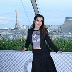 La soirée a rassemblé des invités autour de champagne, petits fours et animations musicales et artistiques.

 Reem Kherici - Réouverture du rooftop « L'heure dorée » de l'hôtel Peninsula à Paris le 10 juin 2026. © Rachid Bellak/Bestimage