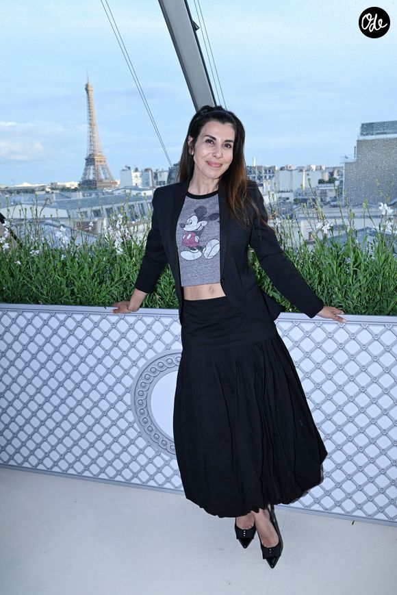 La soirée a rassemblé des invités autour de champagne, petits fours et animations musicales et artistiques.

 Reem Kherici - Réouverture du rooftop « L'heure dorée » de l'hôtel Peninsula à Paris le 10 juin 2026. © Rachid Bellak/Bestimage