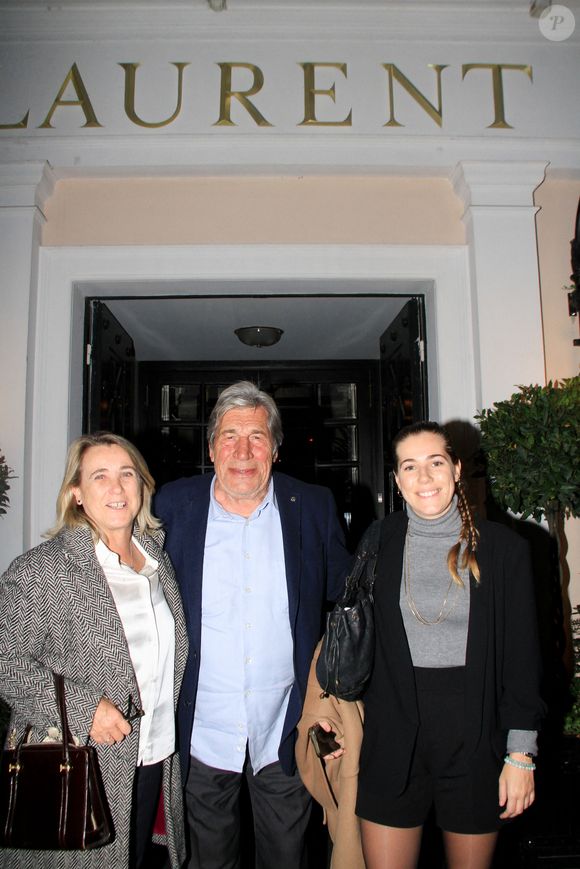 Avec son épouse mais aussi ses enfants, Jean-Pierre Castaldi est tout simplement le plus heureux. 

Jean-Pierre Castaldi entouré par sa femme Corinne Champeval et leur fille Paola - JP.Castaldi fête son anniversaire (80 ans) au restaurant "Laurent" à Paris le 1er octobre 2024.

© Philippe Baldini / Bestimage