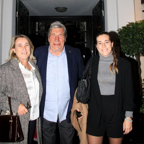 Avec son épouse mais aussi ses enfants, Jean-Pierre Castaldi est tout simplement le plus heureux. 

Jean-Pierre Castaldi entouré par sa femme Corinne Champeval et leur fille Paola - JP.Castaldi fête son anniversaire (80 ans) au restaurant "Laurent" à Paris le 1er octobre 2024.

© Philippe Baldini / Bestimage
