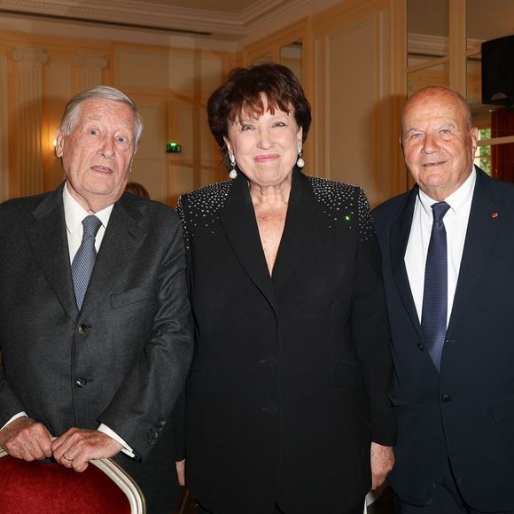 Cette célèbre figure du journalisme politique vient de faire d'étonnantes confidences...

Alain Duhamel, Roselyne Bachelot, Marc Ladreit de Lacharrière - Dîner du Cercle de la Revue des Deux Mondes à la Maison de l'Amérique Latine à Paris le 6 juin 2024.
 © Coadic Guirec/Bestimage