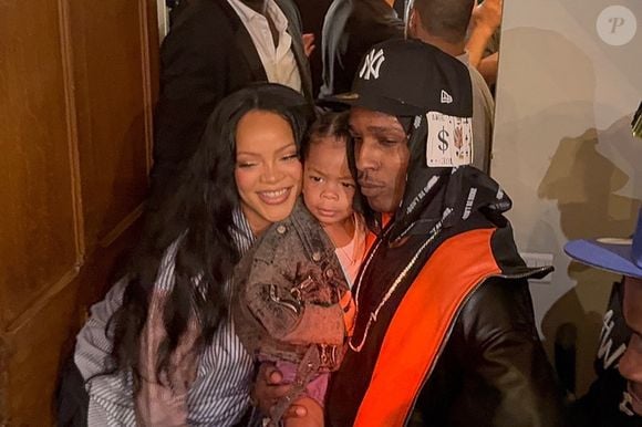 Enceinte, Rihanna tient son fils Riot, avec A$AP Rocky’s à AWGE Obligatory Fashion Show à Paris.