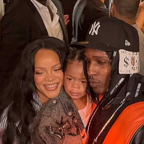 Enceinte, Rihanna tient son fils Riot, avec A$AP Rocky’s à AWGE Obligatory Fashion Show à Paris.