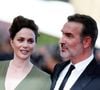 Récemment, Nathalie Péchalat prenait la direction de la station de ski du Grand Bornand, où elle a pu tester ses aptitudes en ski pour l'événement caritatif en Haute-Montagne Glisse en coeur.
Jean Dujardin et sa femme Nathalie Péchalat - Montée des marches du film « OSS 117 : Alerte rouge en Afrique Noire » lors du 74ème Festival International du Film de Cannes.
© Borde-Jacovides-Moreau / Bestimage