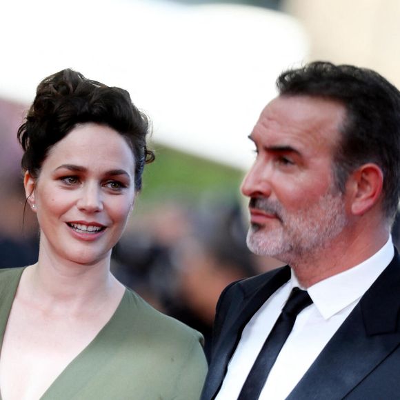 Récemment, Nathalie Péchalat prenait la direction de la station de ski du Grand Bornand, où elle a pu tester ses aptitudes en ski pour l'événement caritatif en Haute-Montagne Glisse en coeur.


Jean Dujardin et sa femme Nathalie Péchalat - Montée des marches du film « OSS 117 : Alerte rouge en Afrique Noire » lors du 74ème Festival International du Film de Cannes. 
© Borde-Jacovides-Moreau / Bestimage