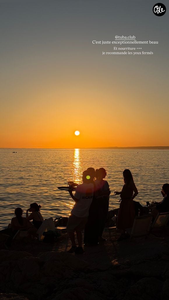 Elle a donc passé un excellent moment dans ce restaurant, jusqu’au coucher du soleil. "C’est juste exceptionnellement beau. Et nourriture +++. Je recommande les yeux fermés", a-t-elle précisé, ravie, sans manquer de notifier le Tuba Club.

Iris Mittenaere au Tuba Club à Marseille - Photo Instagram partagée le samedi 20 juin 2026