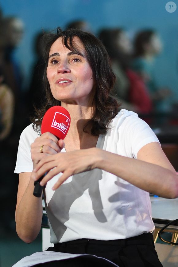 Sonia Devillers lors du "Festival du Livre de Paris", qui se tient du 21 au 23 avril 2023 au ‎Grand Palais Ephémère. Paris, le 22 avril 2023.