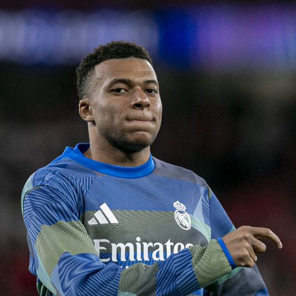 Kylian Mbappe 10 du Real Madrid CF regarde le match de l'UEFA Champions League entre SL Benfica et Real Madrid CF à l'Estadio do SL Benfica le 17 février 2026