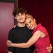 Élodie Gossuin pose avec son fils Jules, aussi grand qu'elle : un duo complice pour la bonne cause