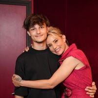 Élodie Gossuin pose avec son fils Jules, aussi grand qu'elle : un duo complice pour la bonne cause