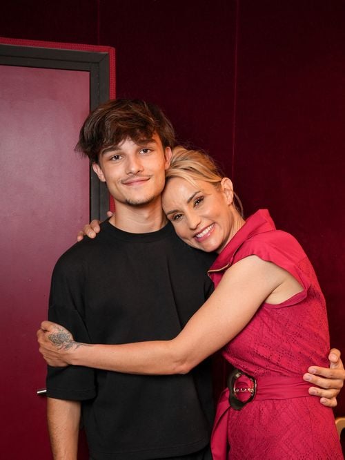 Élodie Gossuin pose avec son fils Jules, aussi grand qu'elle : un duo complice pour la bonne cause