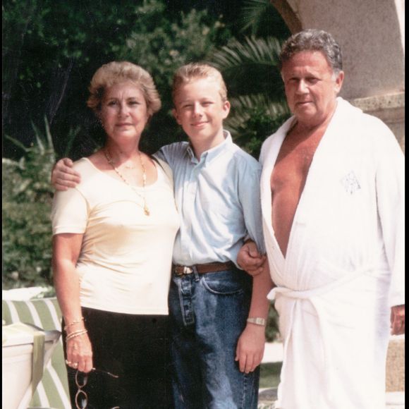 Philippe Bouvard avec sa femme Colette et leur petit fils à Cannes. 

AGENCE / BESTIMAGE
