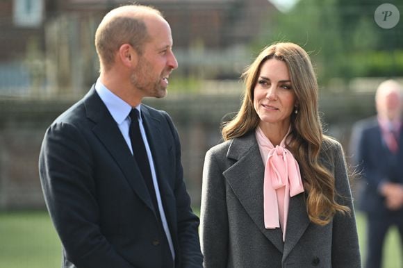 Le prince William et son épouse devraient déménager très prochainement avec une date fixée le 5 novembre. 

Le prince et la princesse de Galles se rendent à l’école primaire de Churchtown pour témoigner de leur soutien continu à la communauté de Southport, suite à l’attaque survenue en juillet 2024, au cours de laquelle trois filles, Alice da Silva Aguiar, Bebe King et Elsie Dot Stancombe, ont été tragiquement tuées lors d’un cours de danse à Southport, dans le Merseyside, au Royaume-Uni, le 23 septembre 2025.

PA Photo/ Bestimage