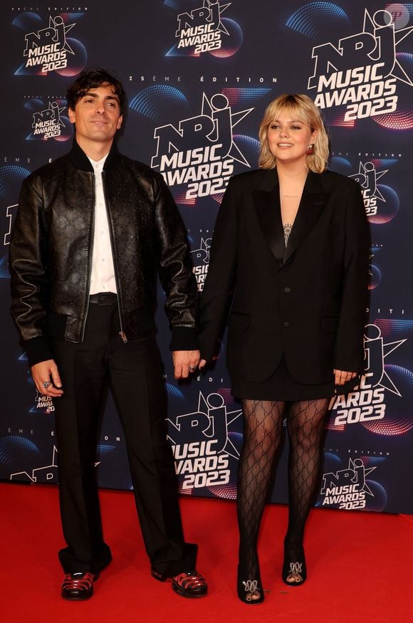 Florian Rossi et sa compagne Louane au photocall de la 25ème cérémonie des "NRJ Music Awards (NMA)" au palais des Festivals et des Congrès de Cannes, France, le 10 novembre 2023. © Dominique Jacovides/Bestimage