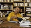 "Jean-Pierre Coffe souhaitait que ses cendres soient dispersées dans son jardin de Lanneray", avait affirmé à l'époque le quotidien régional "L'Écho Républicain" tout en précisant que la star "ne souhaitait pas que l'annonce de son décès soit divulguée avant son incinération".
Jean-Pierre Coffe dans le bureau-bibliothèque de sa maison de Lanneray (Eure-et-Loir) en avril 1993. Le fameux gastronome est mort chez lui le 29 mars 2016 à 78 ans ; il avait confié souhaiter que ses cendres soient dispersées dans son jardin. © Michel Marizy via BestImage.