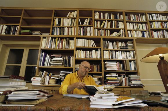 "Jean-Pierre Coffe souhaitait que ses cendres soient dispersées dans son jardin de Lanneray", avait affirmé à l'époque le quotidien régional "L'Écho Républicain" tout en précisant que la star "ne souhaitait pas que l'annonce de son décès soit divulguée avant son incinération".

Jean-Pierre Coffe dans le bureau-bibliothèque de sa maison de Lanneray (Eure-et-Loir) en avril 1993. Le fameux gastronome est mort chez lui le 29 mars 2016 à 78 ans ; il avait confié souhaiter que ses cendres soient dispersées dans son jardin. © Michel Marizy via BestImage.