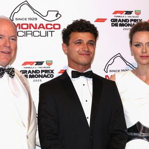 Évidemment, Albert de Monaco et son épouse Charlene n'auraient raté pour rien au monde cette incroyable fête : le couple princier n'a rien raté de la course !

Lando Norris avec le prince Albert II de Monaco, la princesse Charlene de Monaco lors de la soirée de gala du Grand Prix de Formule 1 de Monaco à la salle des étoiles au Monte-Carlo Sporting à Monaco le 25 mai 2025. © Claudia Albuquerque / Bestimage