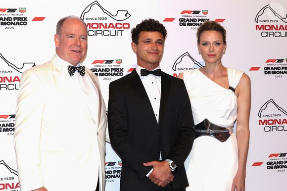 Évidemment, Albert de Monaco et son épouse Charlene n'auraient raté pour rien au monde cette incroyable fête : le couple princier n'a rien raté de la course !

Lando Norris avec le prince Albert II de Monaco, la princesse Charlene de Monaco lors de la soirée de gala du Grand Prix de Formule 1 de Monaco à la salle des étoiles au Monte-Carlo Sporting à Monaco le 25 mai 2025. © Claudia Albuquerque / Bestimage