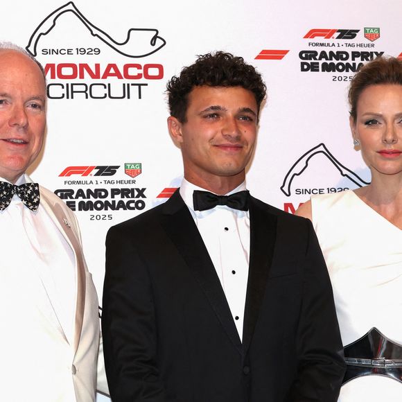 Évidemment, Albert de Monaco et son épouse Charlene n'auraient raté pour rien au monde cette incroyable fête : le couple princier n'a rien raté de la course !

Lando Norris avec le prince Albert II de Monaco, la princesse Charlene de Monaco lors de la soirée de gala du Grand Prix de Formule 1 de Monaco à la salle des étoiles au Monte-Carlo Sporting à Monaco le 25 mai 2025. © Claudia Albuquerque / Bestimage