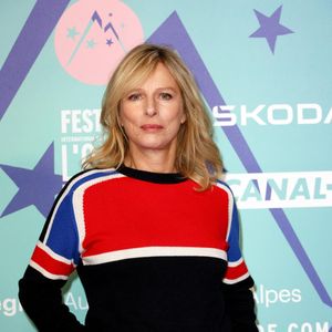 Reste à savoir si Karin Viard sera rétablie d'ici là, ce qui semble peu probable étant donné la grosse chute dont elle a été victime.

Karin Viard au photocall du 27éme Festival International du Film de Comédie de l'Alpe d'Huez, France, le 19 janvier 2024. © Dominique Jacovides/Bestimage