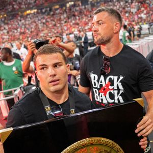 Le demi de mêlée français de Toulouse, Antoine Dupont (à droite), et le troisième ligne français de Toulouse, François Cros (à gauche), présentent le trophée du « Bouclier de Brennus » aux supporters après avoir remporté la finale du Top 14 de rugby à XV contre le Montpellier Hérault Rugby (MHR) au Stade de France à Saint-Denis, le 27 juin 2026. 

Photo d'Alexis Jumeau/ABACAPRESS.COM