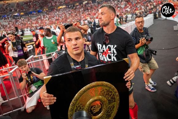 Le demi de mêlée français de Toulouse, Antoine Dupont (à droite), et le troisième ligne français de Toulouse, François Cros (à gauche), présentent le trophée du « Bouclier de Brennus » aux supporters après avoir remporté la finale du Top 14 de rugby à XV contre le Montpellier Hérault Rugby (MHR) au Stade de France à Saint-Denis, le 27 juin 2026. 

Photo d'Alexis Jumeau/ABACAPRESS.COM