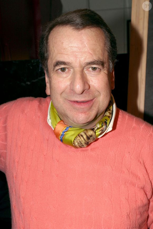 L'auteur français Paul-Loup Sulitzer pose lors du vernissage d'une exposition d'œuvres créées par sa compagne polonaise Eva Kowalewska, à la Galerie Osenat à Paris, France, le 8 février 2005. Photo par Benoit Pinguet/ABACA.
