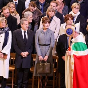 Michel Barnier, sa femme Isabelle Altmayer, Nicolas Sarkozy, Carla Bruni, François Hollande, sa femme Julie Gayet, - Cérémonie de réouverture de la cathédrale Notre-Dame de Paris, le 7 décembre 2024. Joyau de l’art gothique, lieu de culte et de culture, symbole universel de la France et de son histoire, la cathédrale de Notre-Dame de Paris rouvre ses portes les 7 et 8 décembre, cinq ans après le terrible incendie qui l’avait ravagée le 15 avril 2019. 
© Dominique Jacovides / Bestimage