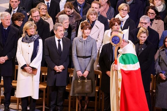 Michel Barnier, sa femme Isabelle Altmayer, Nicolas Sarkozy, Carla Bruni, François Hollande, sa femme Julie Gayet, - Cérémonie de réouverture de la cathédrale Notre-Dame de Paris, le 7 décembre 2024. Joyau de l’art gothique, lieu de culte et de culture, symbole universel de la France et de son histoire, la cathédrale de Notre-Dame de Paris rouvre ses portes les 7 et 8 décembre, cinq ans après le terrible incendie qui l’avait ravagée le 15 avril 2019. 
© Dominique Jacovides / Bestimage