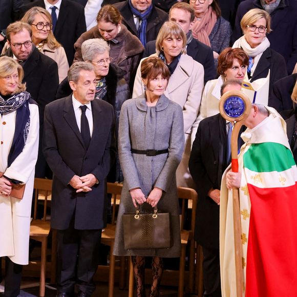 Michel Barnier, sa femme Isabelle Altmayer, Nicolas Sarkozy, Carla Bruni, François Hollande, sa femme Julie Gayet, - Cérémonie de réouverture de la cathédrale Notre-Dame de Paris, le 7 décembre 2024. Joyau de l’art gothique, lieu de culte et de culture, symbole universel de la France et de son histoire, la cathédrale de Notre-Dame de Paris rouvre ses portes les 7 et 8 décembre, cinq ans après le terrible incendie qui l’avait ravagée le 15 avril 2019. 
© Dominique Jacovides / Bestimage