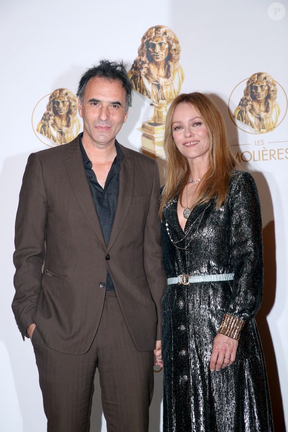 Malgré un manque de discipline, Vanessa Paradis peut se féliciter, à 52 ans, d'avoir gardé toute sa fraîcheur et son teint parfait.

Vanessa Paradis et son mari Samuel Benchetrit (auteur et metteur en scène de la pièce « Maman » dans laquelle Vanessa est nominée) - 33ème « Nuit des Molières » aux Folies Bergère à Paris. Bertrand Rindoff / Bestimage