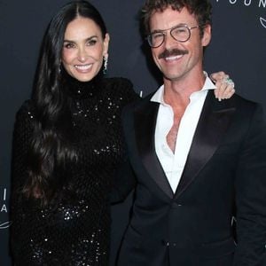 Posant à côté de Colman Domingo et de Salma Hayek Pinault (qui portait une élégante robe-tailleur noire Balenciaga), l'actrice gardait le sourire malgré le récent diagnostic d’une démence fronto-temporale de son ex-mari Bruce Willis.

Demi Moore et Brad Goreski au dîner Caring for Women de la Fondation Kering le 11 septembre 2025, New York © PPS/Bestimage